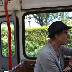 Eine Frau liest in einem Bus vor.