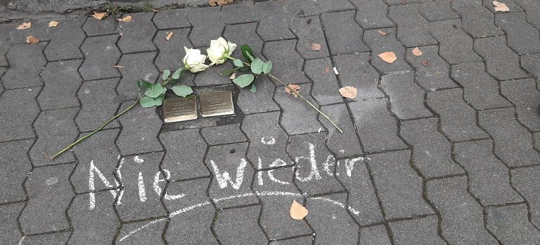 Gegen das Vergessen: Mit Rosen und einer symbolischer Reinigung der Stolpersteine gedenken Koblenzer Schulen an die Opfer des Nationalsozialismus.